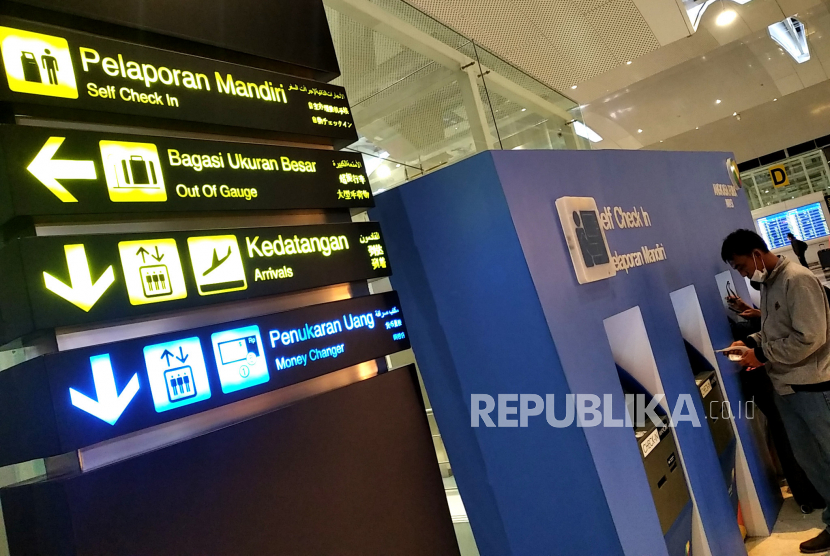 Penumpang menggunakan mesin layanan check in mandiri di Bandara Kualanamu, Sumatera Utara, Jumat (11/2/2023) (ilustrasi). PT Angkasa Pura (AP) II (Persero) saat ini tengah menyiapkan layanan drop bagasi mandiri untuk penerbangan internasional. 