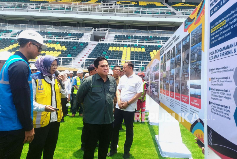 Ketua Umum PSSI Erick Thohir meninjau kesiapan Stadion Gelora Bung Tomo (GBT) Surabaya sebagai salah satu calon venue Piala Dunia U-20 tahun 2023, Senin (13/3/2023). 