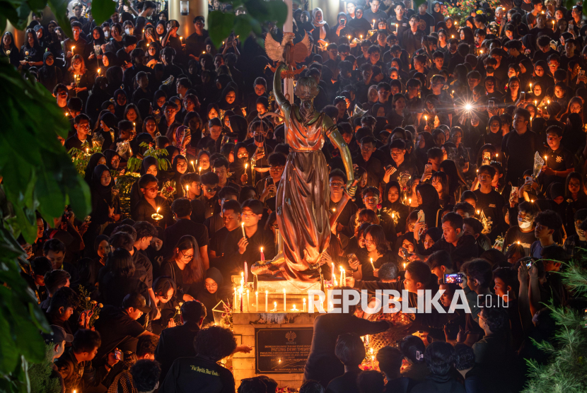 Sejumlah peserta  menyalakan lilin saat aksi solidaritas meninggalnya mahasiswa Fakultas Hukum Universitas Negeri Semarang (Unnes) Iko Juliant Junior di Unnes, Semarang, Jawa Tengah, Selasa (2/9/2025).  Aksi yang diikuti ratusan mahasiswa dan alumni gabungan sejumlah universitas di Kota Semarang dan sekitarnya itu untuk mendoakan Iko yang dinilai meninggal secara janggal, serta untuk mendoakan peserta aksi unjuk rasa di Indonesia yang mengalami luka-luka maupun meninggal dunia. 