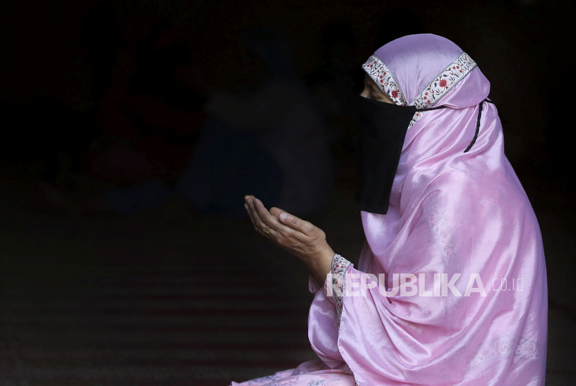 Ilustrasi Muslimah berdoa. Jilbab tidak berpengaruh pada keabsahan puasa atau sholat seorang Muslim 