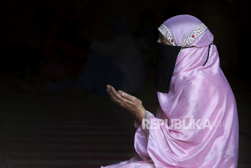 Bacaan Niat dan Doa Sesudah Sholat Dhuha (Arab, Latin, dan Terjemahannya). Foto:  Seorang wanita Muslim Kashmir berdoa di Masjid Jamia, masjid agung Srinagar, ibu kota musim panas Kashmir India, 06 Agustus 2021. Pemerintah mengizinkan pembukaan kembali Masjid Jamia setelah penutupan mereka setelah gelombang kedua virus corona tetapi mendesak orang-orang untuk memakai masker dan menjaga jarak.