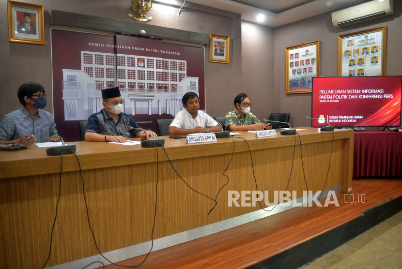 Anggota Komisi Pemilihan Umum (KPU) menjelaskan Sistem Informasi Partai Politik (Sipol) Pemilu 2024 di Kantor KPU, Jakarta.
