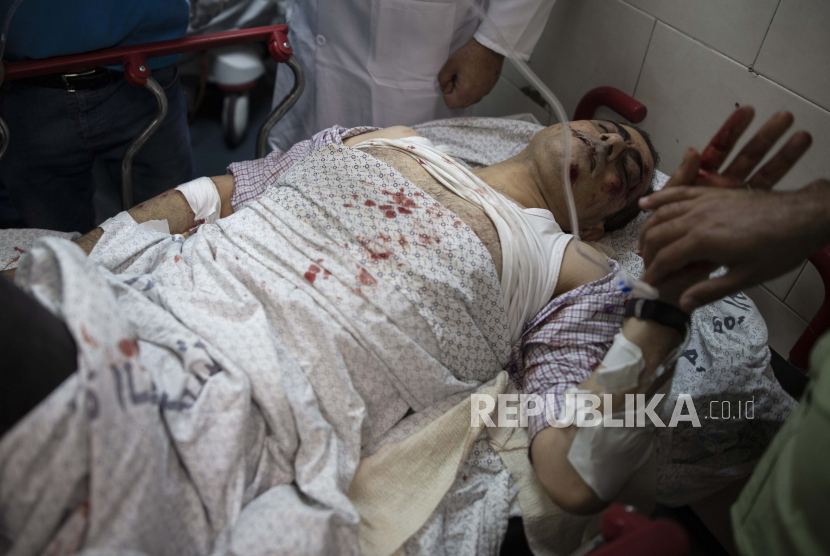 Seorang warga Palestina menerima perawatan di Rumah Sakit Shifa setelah terluka dalam serangan udara Israel yang menghancurkan lantai atas sebuah bangunan komersial dan menyebabkan kerusakan pada Kementerian Kesehatan terdekat dan klinik perawatan kesehatan utama, di Kota Gaza, Senin, 17 Mei 2021.