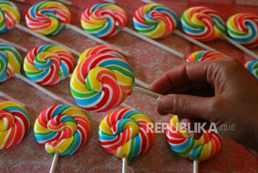 Pekerja membuat permen atau gula-gula bentuk Lollipop di sebuah industri rumahan (ilustrasi)