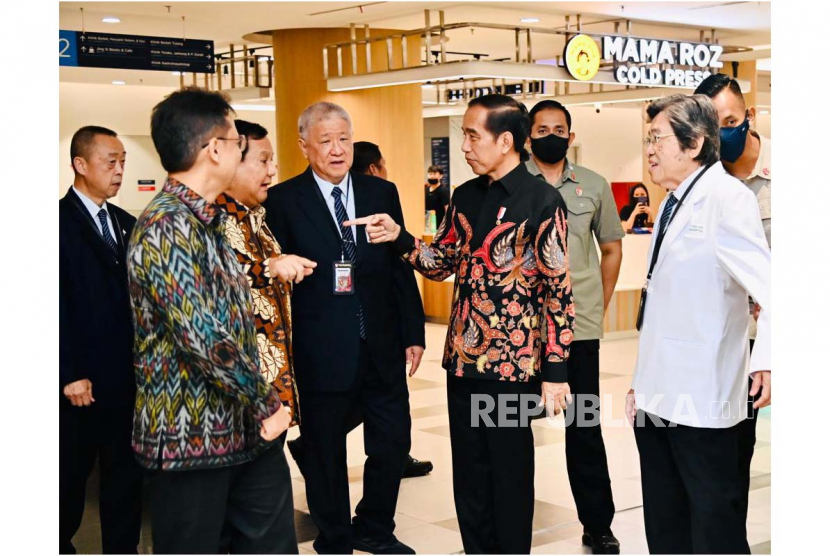 Presiden Joko Widodo berbincang dengan Menhan Prabowo Subianto di sela peresmian Rumah Sakit Tzu Chi Hospital, Jakarta, Utara.