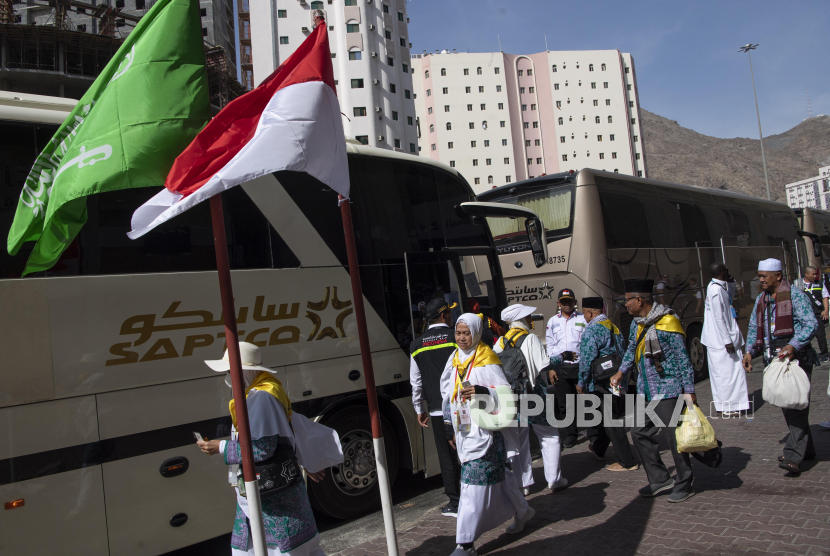 Jamaah haji kloter BTH 1 menaiki bus di Hotel 310 Syisyah, Mekah, Arab Saudi, Senin (3/7/2023). Sebanyak 14 kloter akan diterbangkan ke Tanah Air melalui Bandara Internasional King Abdul Azis, Jeddah pada 4 Juli 2023. 