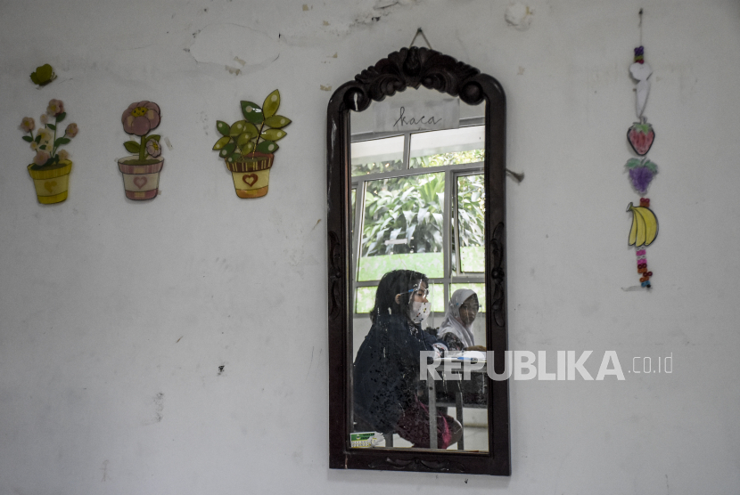 Sejumlah siswa Sekolah Dasar Luar Biasa (SDLB) mengikuti kegiatan belajar mengajar saat uji coba pembelajaran tatap muka terbatas (PTMT) di SLBN Cicendo, Kota Bandung, Jumat (11/6). Uji coba pembelajaran tatap muka terbatas (PTMT) tersebut digelar dengan menerapkan protokol kesehatan Covid-19 seperti membatasi jumlah siswa yang hadir menjadi 20 persen dari kapasitas, menjaga jarak, dan menggunakan masker. Uji coba tersebut sebagai bentuk evaluasi dan memeriksa kesiapan sekolah di Kota Bandung sebelum pelaksanaan pembelajaran tatap muka yang rencananya akan digelar pada Juli 2021 mendatang. Foto: Republika/Abdan Syakura