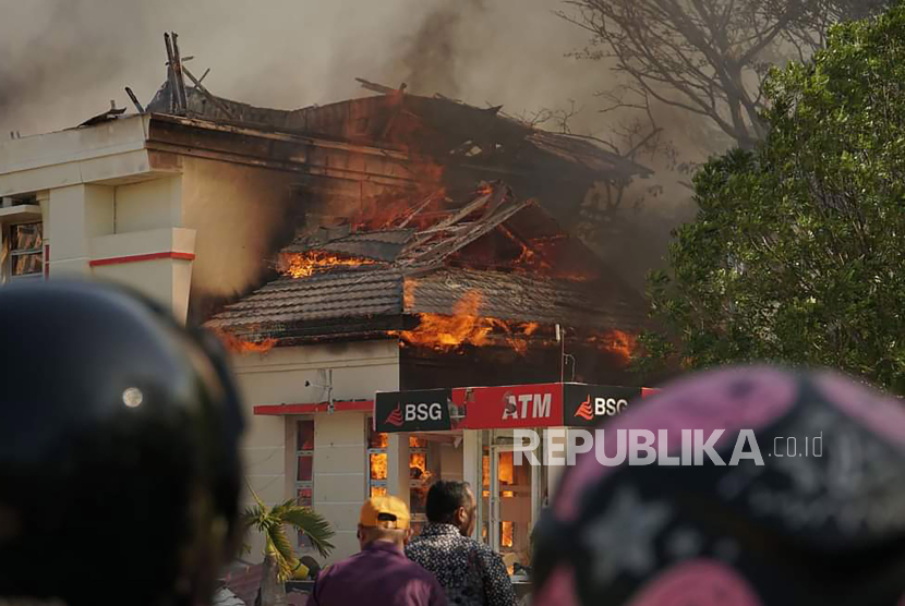 Api membakar Kantor Bupati di Kabupaten Pohuwato, Gorontalo, Kamis (21/9/2023). Kantor Bupati Pohuwato dibakar oleh massa demonstran penambang yang menuntut ganti rugi lahan dari salah satu perusahaan tambang di daerah itu.  