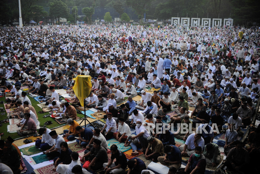 Sejumlah umat Muslim menunggu pelaksanaan Shalat Idul Fitri di Lapangan Sempur, Kota Bogor, Jawa Barat, Jumat (21/4/2023). 