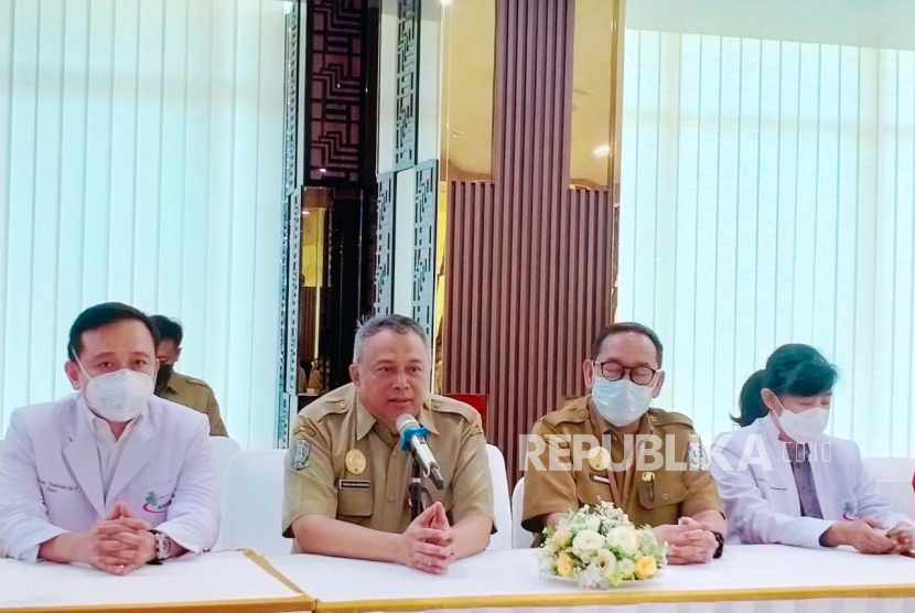 Pimpinan dan sejumlah tim kesehatan RSUD Syaiful Anwar (RSSA) Kota Malang memberikan keterangan pers terkait persiapan penanganan Covid-19 di Kota Malang, Senin (18/12/2023). 
