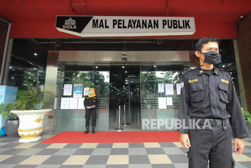 [Foto ilustrasi] Petugas berjaga di depan Mall Pelayanan Publik, di Surabaya, Jawa Timur. Kementerian Pendayagunaan Aparatur Negara dan Reformasi Birokrasi (PANRB) mendorong pemerintah daerah untuk terus meningkatkan pelayanan publik. 