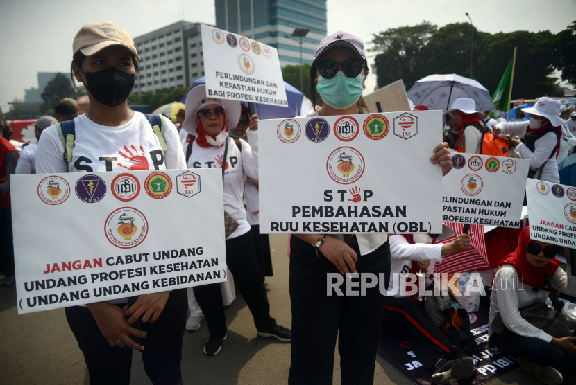 Massa dari Tenaga medis dan kesehatan menolak rancangan undang-undang atau RUU Kesehatan Omnibus Law. Dari sembilan fraksi, hanya Fraksi PKS dan Demokrat yang menolak RUU Kesehatan.