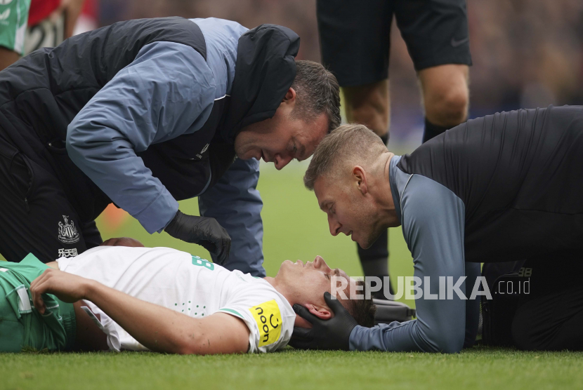 Pemain Newcastle Sven Botman menerima perawatan medis (ilustrasi)