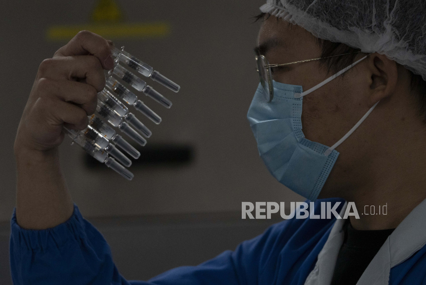 Seorang pekerja memeriksa jarum suntik Vaksin untuk COVID-19 yang diproduksi di pabrik vaksin SinoVac di Beijing, Kamis (24/9). SinoVac, salah satu perusahaan farmasi China yang memproduksi kandidat vaksin COVID-19. Perusahaan farmasi terkemuka tersebut mengatakan vaksinnya akan siap pada awal 2021 untuk distribusi di seluruh dunia termasuk AS.