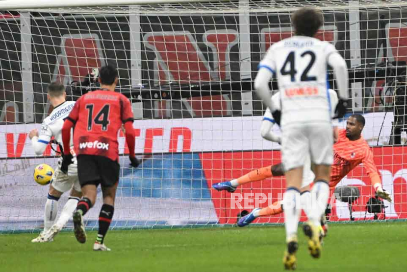 Gol penalti Atalanta saat menghadapi AC Milan, Kamis (13/1/2024). 