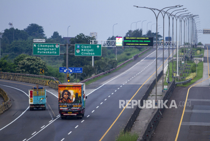 Sejumlah kendaraan melaju di jalan Tol Cikopo - Palimanan Km 72, Purwakarta, Jawa Barat, Rabu (29/4/2020). Kementerian Pekerjaan Umum dan Perumahan Rakyat (PUPR) mencatat terjadi penurunan arus lalu lintas atau trafik di tiga wilayah jalan tol yakni DKI Jakarta, Jawa Barat (Jabar) dan Banten berkisar 42 persen sampai dengan 60 persen sebagai dampak dari penerapan Pembatasan Sosial Berskala Besar atau PSBB