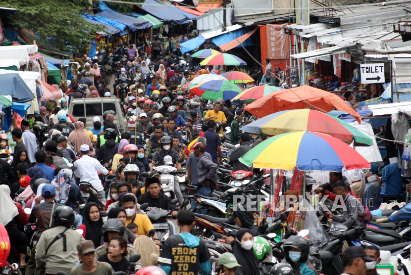 Warga memadati Pasar Cisarua, Puncak, Cisarua, Kabupaten Bogor, Jawa Barat. Pemkab Bogor diminta untuk membenahi pasar yang menjadi penyebab macet di Puncak.