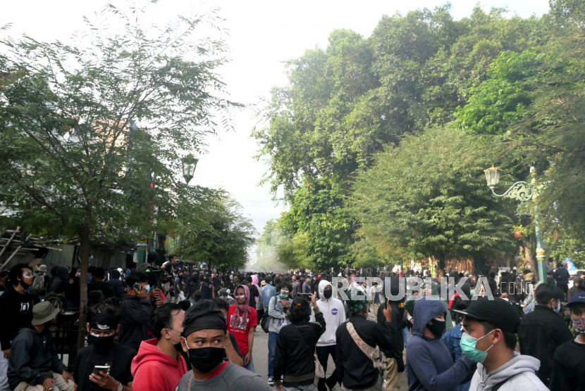 Peserta aksi unjuk rasa tolak Omnibus Law memenuhi Malioboro di depan DPRD DIY, Kamis (8/10).