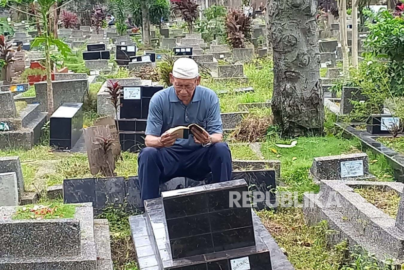Peziarah memadati tempat pemakaman umum (TPU) Porib atau Babakan Ciparay di Jalan Caringin, Kota Bandung, Ahad (10/3/2024). 