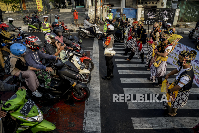 Sejumlah polantas dengan pakaian tokoh wayang melakukan sosialisasi penggunaan masker di Jalan Raya Margonda, Depok, Jawa Barat, Senin (14/9). Ditlantas Polres Metro Depok mengajak pengendara agar displin menggunakan masker dan menerapkan protokol kesehatan untuk menekan penyebaran COVID-19. Republika/Putra M. Akbar