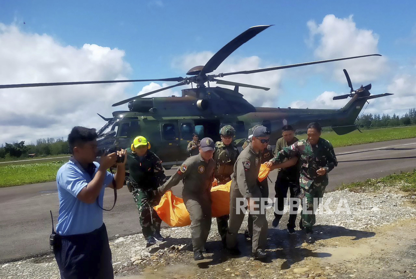 Anggota TNI membawa kantong jenazah pilot perusahaan penerbangan Indonesia PT Intan Angkasa Service Glen Malcolm Conning saat tiba di Timika, Papua Tengah, Selasa (6/8/2024).