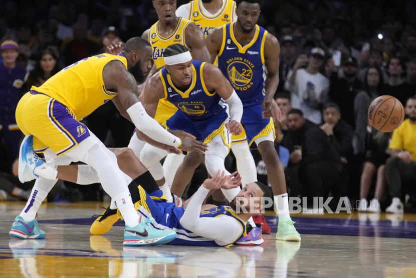 Bintang NBA dari Golden State Warriors Stephen Curry (bawah) dan forward LA Lakers LeBron James (kiri) yang akan membela timnas bola basket Amerika Serikat di Olimpiade 2024 Paris.