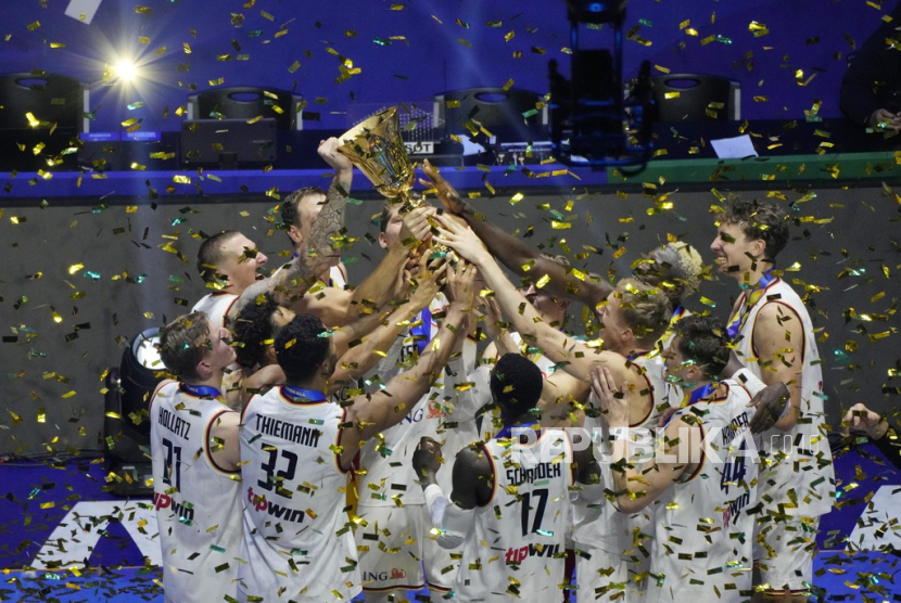 Jerman menjadi juara Piala Dunia Basket 2023 atau FIBA World Cup 2023 setelah mengalahkan Serbia dengan skor 83-77 di laga final di Mall of Asia Arena, Pasay, Filipina, Ahad (10/9/2023). 