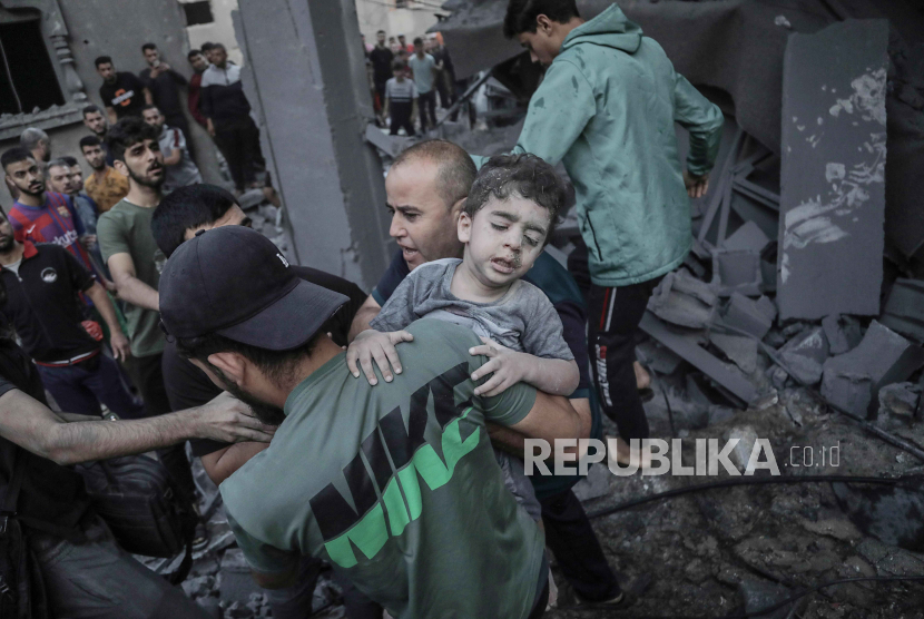 Seorang anak ditemukan dari puing-puing bangunan tempat tinggal yang rata akibat serangan udara Israel, di kamp pengungsi Khan Younis di Jalur Gaza selatan, 19 Oktober 2023. 