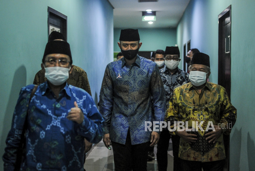 Ketua Umum Partai Demokrat Agus Harimurti Yudhoyono (tengah) bersama Wakil Ketua Umum MUI KH Muhyiddin Junaidi (kanan) bersiap menggelar pertemuan di kantor MUI, Jakarta, Selasa (14/7). Pertemuan itu sebagai ajang silaturahim antara Partai Demokrat dengan MUI. Republika/Putra M. Akbar