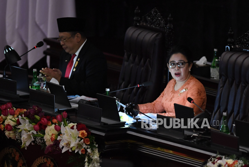 Ketua DPR Puan Maharani (kanan) didampingi Ketua MPR Bambang Soesatyo (kiri) pidato pengantar dalam rangka Sidang Bersama DPR-DPD di Ruang Rapat Paripurna, Komplek Parlemen, Jakarta, Jumat (14/8/2020). 