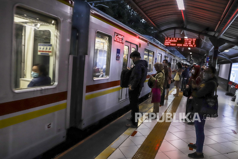 Sejumlah penumpang mengantre dengan menerapkan pembatasan jarak fisik saat akan menaiki KRL di Stasiun Sudirman, Jakarta, Senin (8/6). Lonjakan penumpang terjadi saat hari pertama dimulainya aktifitas perkantoran di Jakarta pada masa transisi pembatasan sosial berskala besar (PSBB)