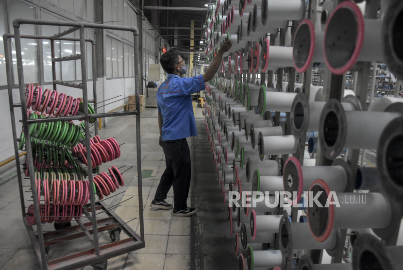 Kemenperin mewajibkan industri tekstil memasang alat pantau kualitas udara. 