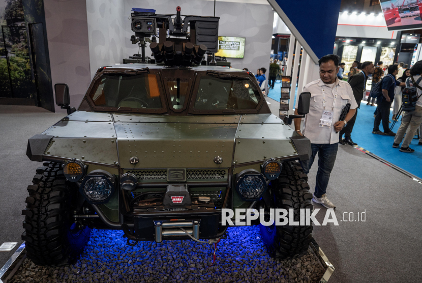 Pengunjung mengamati kendaraan taktis P6 ATAV V3 yang dipamerkan saat Indo Defence Expo dan Forum di JIExpo Kemayoran, Jakarta, Jumat (13/6/2025). Kendaraan taktis P2 Tiger, P8 Light Tank dan P6 ATAV V3 tersebut merupakan hasil kerja sama PT Sentra Surya Ekajaya (SSE) Indonesia dengan perusahaan Texelis dari Prancis. 