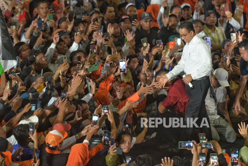 Capres nomor urut 1 Anies Baswedan menyapa pendukungnya saat menggelar kampanye terbuka di GOR Parung, Bogor, Jawa Barat, Senin (22/1/2024). Dalam kesempatan tersebut Anies mengajak untuk  bersama-sama memenangkan pasangan AMIN di Jawa Barat pada Pilpres 2024. Kegiatan kampanye ini dilakukan setelah Anies berkampanye di Bekasi pada pagi harinya.