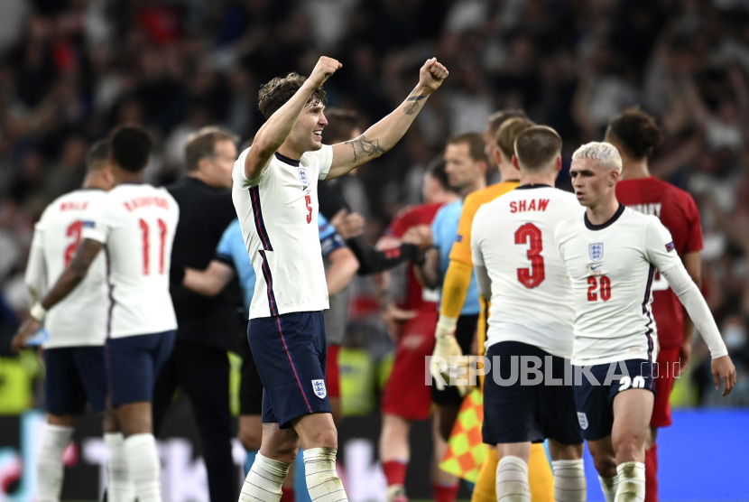 Pemain Inggris John Stones dan rekan-rekannya merayakan kemenangan setelah memenangkan pertandingan semifinal kejuaraan sepak bola Euro 2020 antara Inggris dan Denmark di Stadion Wembley di London, Rabu, 7 Juli 2021.