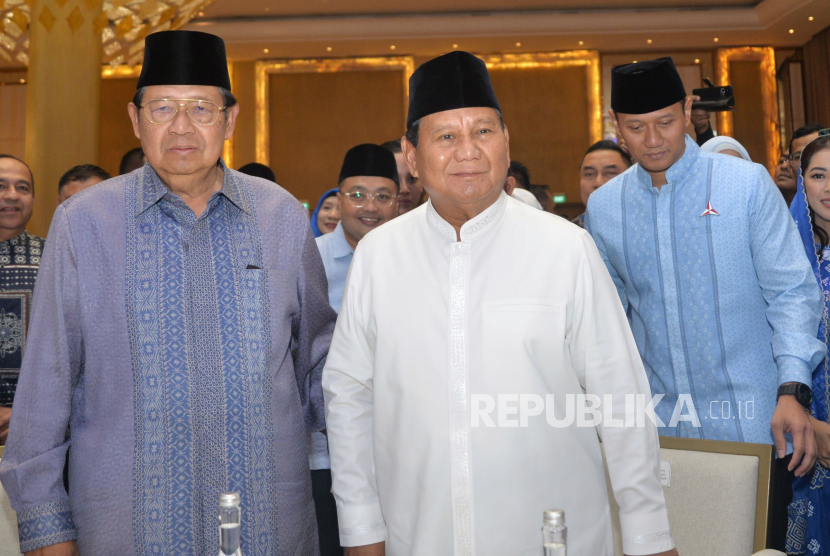 Presiden ke-6 RI Susilo Bambang Yudhoyono bersama presiden terpilih ke-8 RI Prabowo Subianto di acara buka puasa bersama dengan kader Partai Demokrat di Jakarta, Rabu (27/4/2024). 