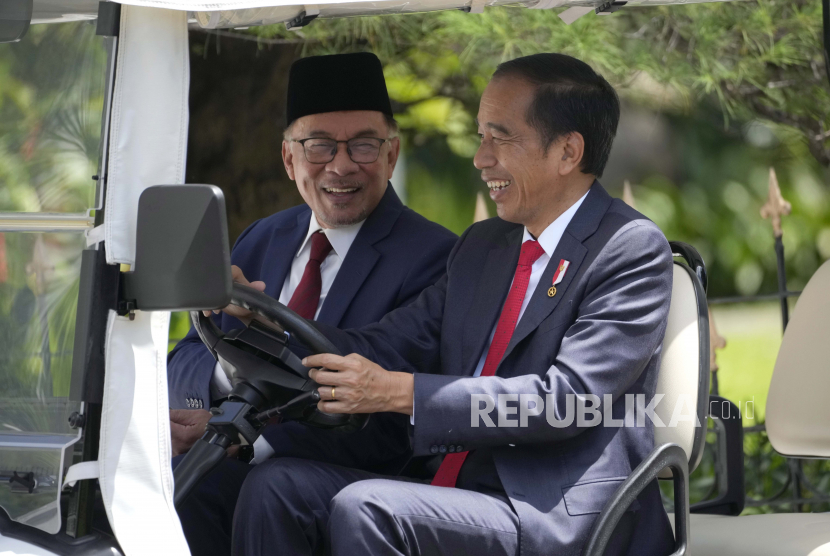  Presiden Joko Widodo (kanan) dan Perdana Menteri Malaysia Anwar Ibrahim mengendarai mobil golf saat bertemu di Istana Kepresidenan di Bogor, Jawa Barat, Senin (9/1/2023).