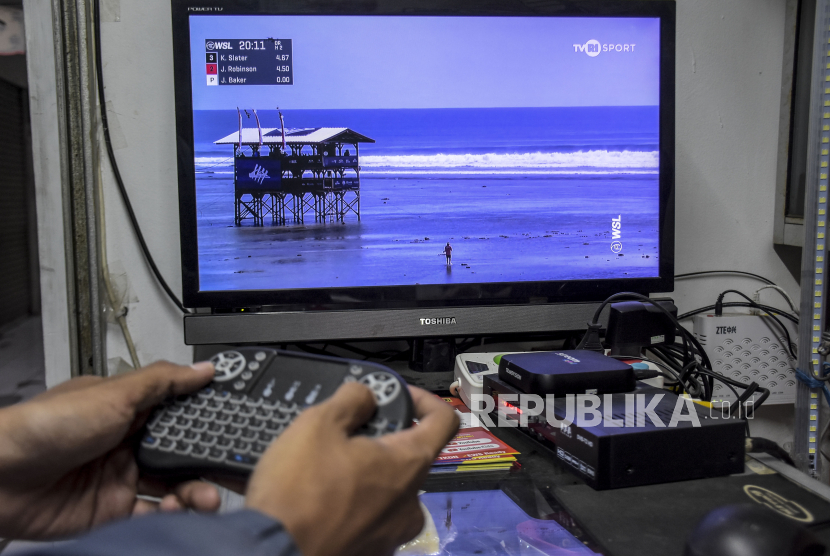 Warga mengoperasikan tv digital di salah satu toko elektronik.