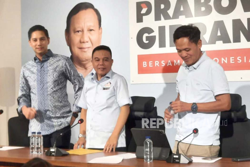 Ketua Koordinator Strategis TKN Prabowo-Gibran, Sufmi Dasco Ahmad (tengah) dan Wakil Ketua TKN Habiburokhman saat konferensi pers di Media Center TKN, Jakarta Selatan, Kamis (30/11/2023). 