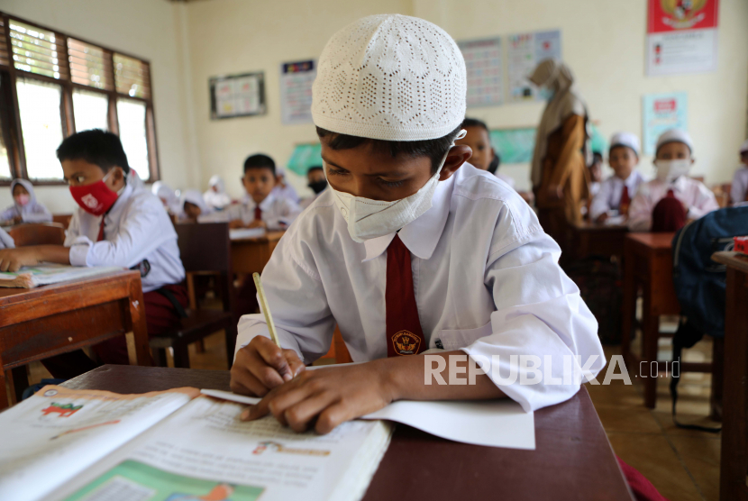 Siswa sekolah dasar mengikuti pelajaran memakai masker di Banda Aceh, Indonesia, 30 Mei 2022. Ketua Departemen Ilmu Kedokteran Komunitas FKUI, dr Retno Asti Werdhani, mengatakan penularan covid-19 di lingkungan sekolah sangat sulit untuk dihindari.