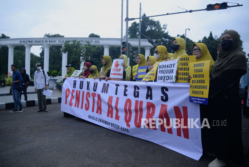 Massa dari Majelis Ukhuwah Bogor Raya saat melaksanakan Aksi Bela Al-Quran di kawasan Tugu Kujang, Kota Bogor, Jawa Barat, Jumat (27/1/2023).