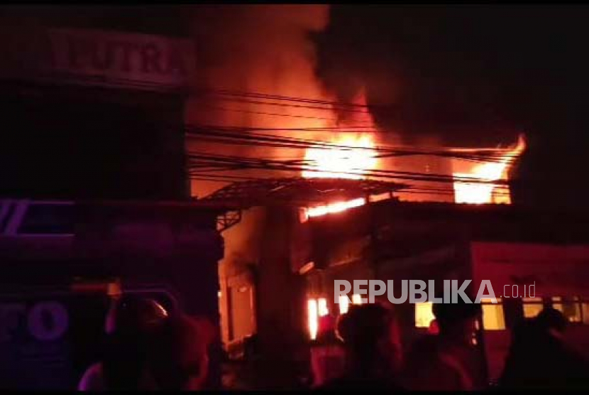 Kebakaran melanda gudang toko mebel Timbul Jaya di Jalan Terusan Kopo, Katapang, Kabupaten Bandung, Jawa Barat, Kamis (29/6/2023) malam. 