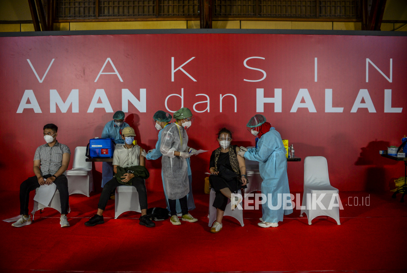 Sejumlah seniman dan budayawan saat disuntik vaksin Covid-19 di Galeri Nasional, Jakarta, Senin (19/4). Sebanyak 500 seniman dan budayawan menjalani vaksinasi Covid-19 pada hari ini yang diharapkan dapat membangkitkan industri ekonomi kreatif. Republika/Putra M. Akbar