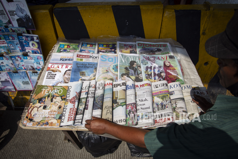 Pedagang menyusun tumpukan koran di kawasan Kampung Melayu, Jakarta Timur, Senin (27/7/2020). Pemerintah mengeluarkan sejumlah insentif untuk menopang industri media massa agar tetap mampu bertahan selama pandemi COVID-19 diantaranya berupa pengapusan Pajak Pertambahan Nilai (PPN) bagi kertas koran. 