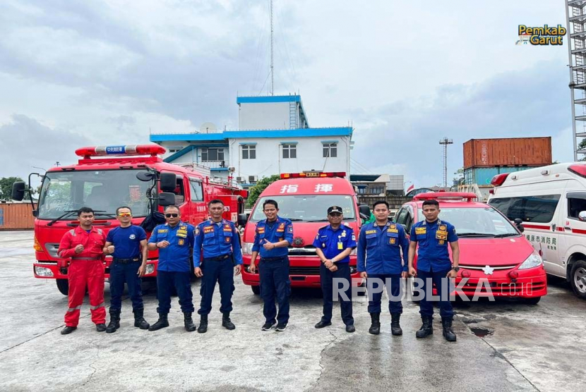 Tim dari Dinas Pemadam Kebakaran (Damkar) Kabupaten Garut menerima kendaraan hibah dari Pemerintah Jepang di Gudang Pelabuhan Tanjung Priok, Jakarta Utara, Jumat (24/2/2023). 