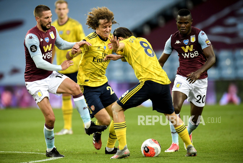 Pemain Arsenal David Luiz berebut bola  pertandingan sepak bola Liga Primer Inggris antara Aston Villa dan Arsenal London di Birmingham, Inggris, Rabu (22/7).