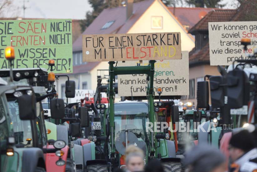 Para petani dengan traktor mereka memblokir jalan selama unjuk rasa petani sebagai bagian dari pemogokan petani nasional di Ellwangen, Jerman, (10/1/2024).