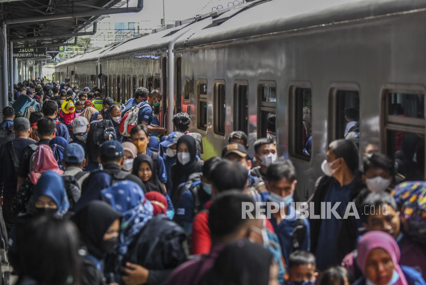 Penumpang Kereta Bangunkarta bersiap menaiki kereta di Stasiun Pasar Senen, Jakarta Pusat, Jumat (29/4/2022). 