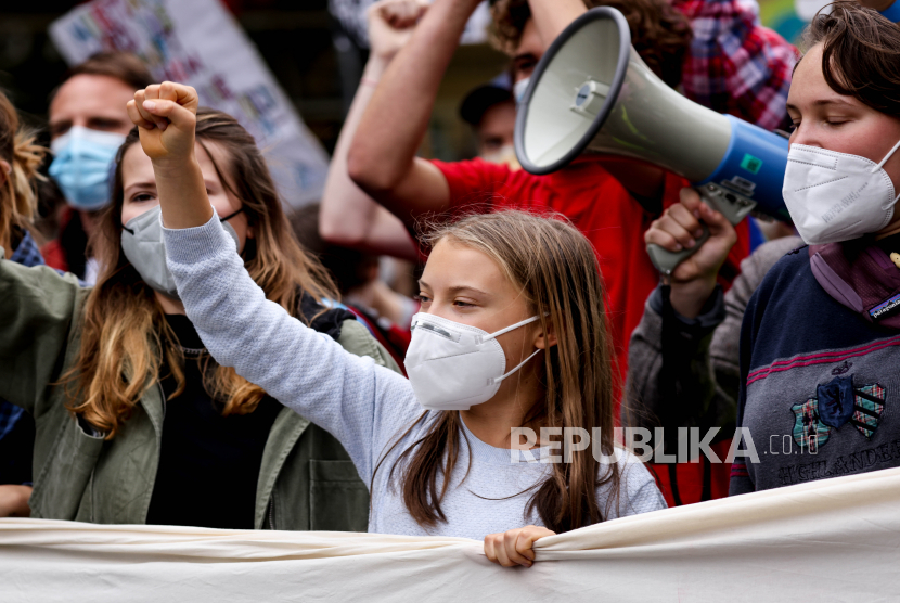  Aktivis iklim Swedia Greta Thunberg (tengah) bergabung dengan pengunjuk rasa di depan kantor bank Standard Chartered London. Ilustrasi.