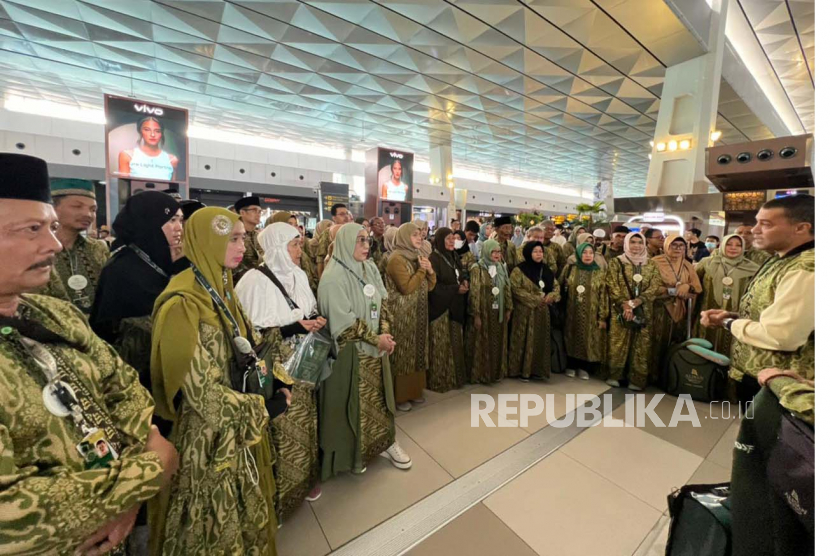 Sebanyak 101 jamaah haji khusus Alisan berangkat ke Tanah Suci, Rabu (14/6/2023). Mereka diberangkatkan dengan menggunakan maskapai Garuda Indonesia. 